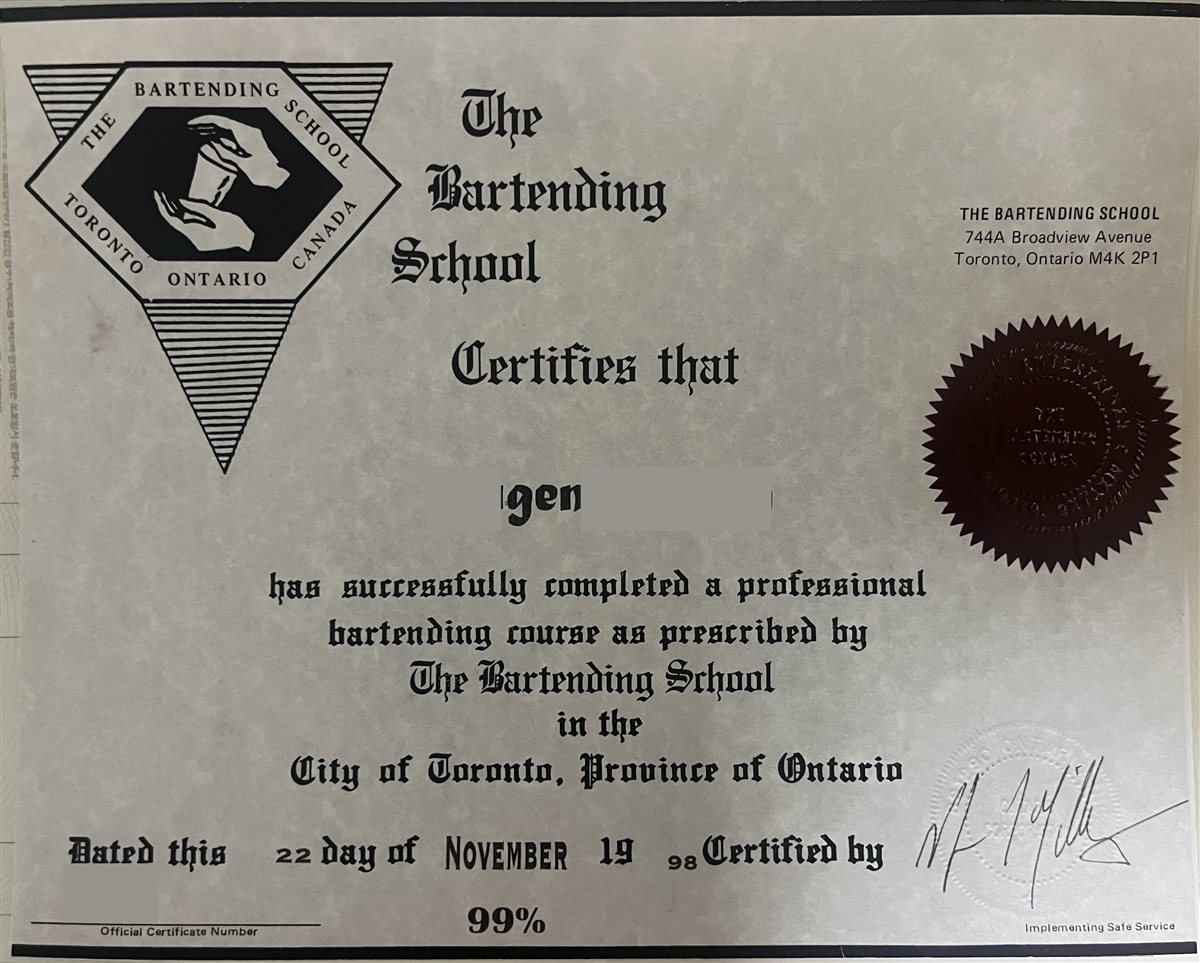 The Bartending School 수료증. 캐나다 온타리오주 토론토, 1998년 11월 22일, 점수 99%. 이름은 gen만 보이고 나머지와 증서 번호는 가려져 있음